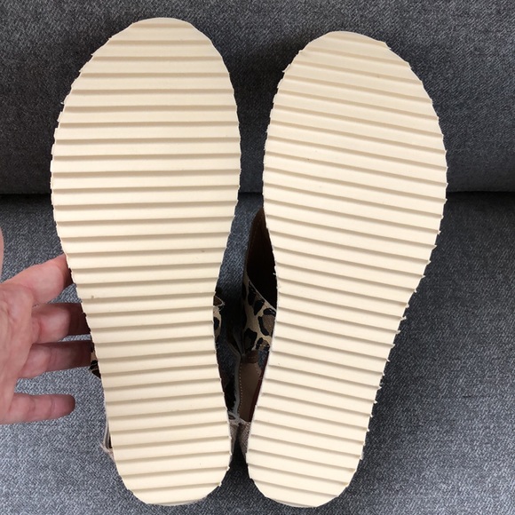 NWOT! - Leopard Print Zip Back Thong Sandals - Picture 6 of 8